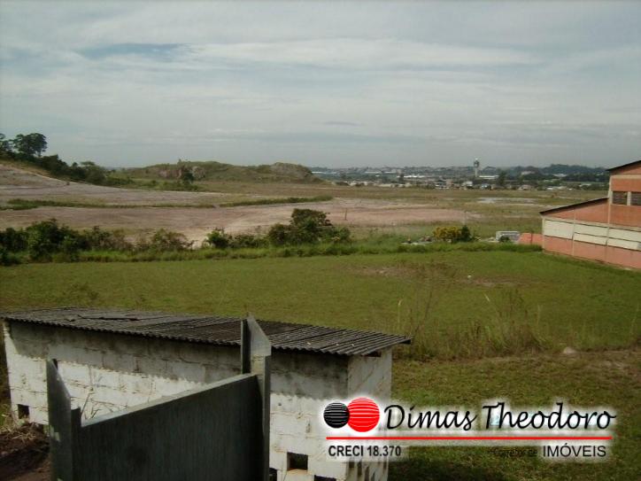 ÁREA COM GALPÃO ATRAZ DO AEROPORTO